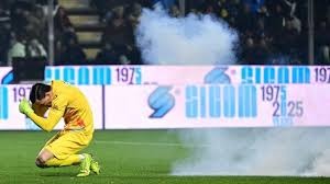 针尖对麦芒！维尼修斯比出＂15-0＂ 马竞球迷竖中